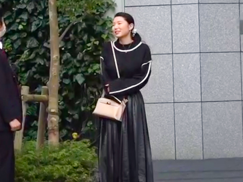 【素人ナンパ×ＭＭ号】清楚な美人人妻が絶倫オチンポに跨り感じてしまう！パイパンマンコがビショビショになり精子ぶっかけ！