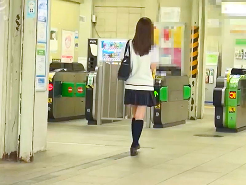 【ＪＫ痴漢】かわいい制服女子校生を追跡して電車内で痴漢！舌を口の中に入れて舐め回したあと着衣のまま中出しファック！