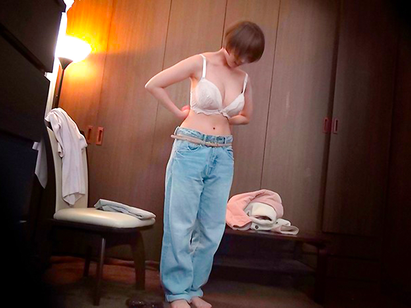 【素人ナンパ×淫乱性交】ショートヘアの巨乳お姉さんがカメラの前で悶えまくる！まんぐりがえしで指マンされて快感絶頂！