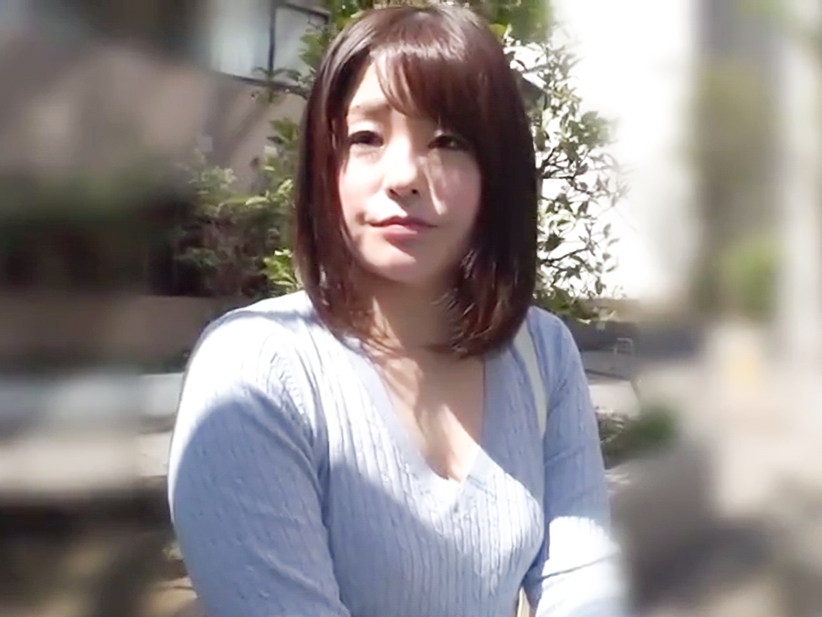 【淫乱人妻性交】欲求不満のエッチ大好き美魔女が若い男とカメラの前で激しいＳＥＸ！気持ち良すぎてザーメン中出し！